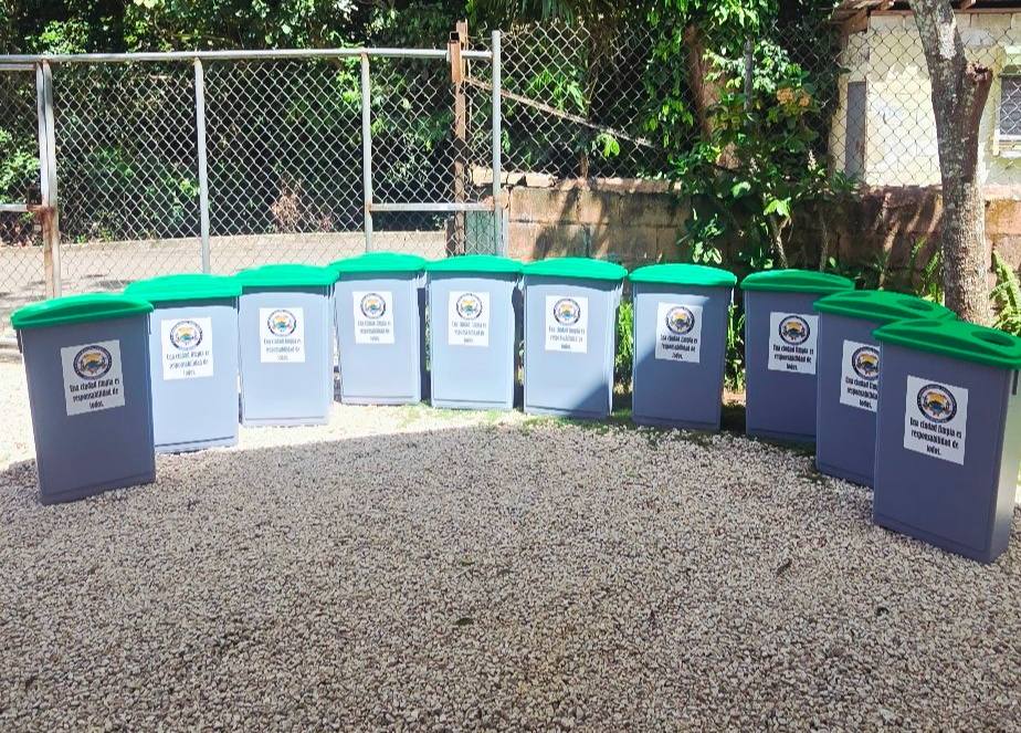 Alcaldía de Pedro García instala 10 zafacones para botellas plásticas en el centro urbano