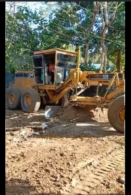 Continúan trabajos de reparación de caminos vecinales en Los Pinos (tierra de flores)